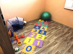 Slávnostné prestrihnutie pásky v špecializovanom zariadení pre autistov - 12